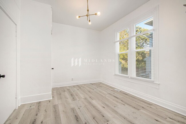 Building Photo - Beautifully Updated Duplex!