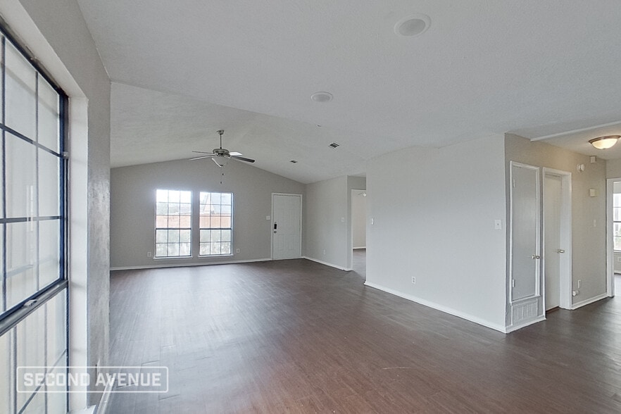 Building Photo - 9124 Pinehaven Dr