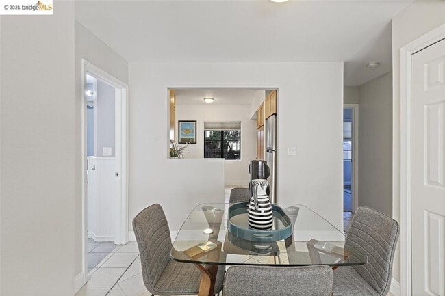 Building Photo - Beautiful Light-Filled 2BR/1BA Condo – Ste...
