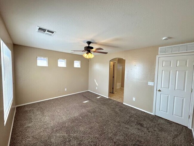 Building Photo - GREAT 4BEDROOM/3BATH HOME WITH ALL THAT YO...