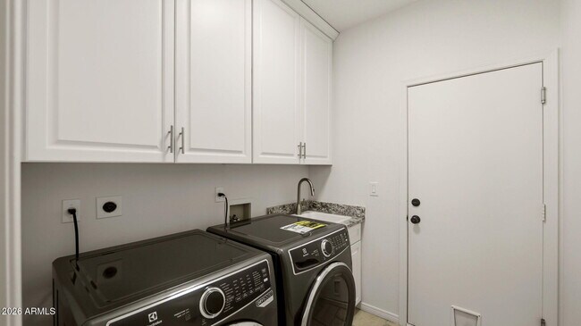 Building Photo - 8638 E Dahlia Dr