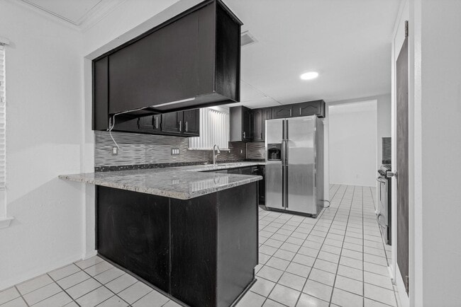 Building Photo - Happiness on Harcourt!