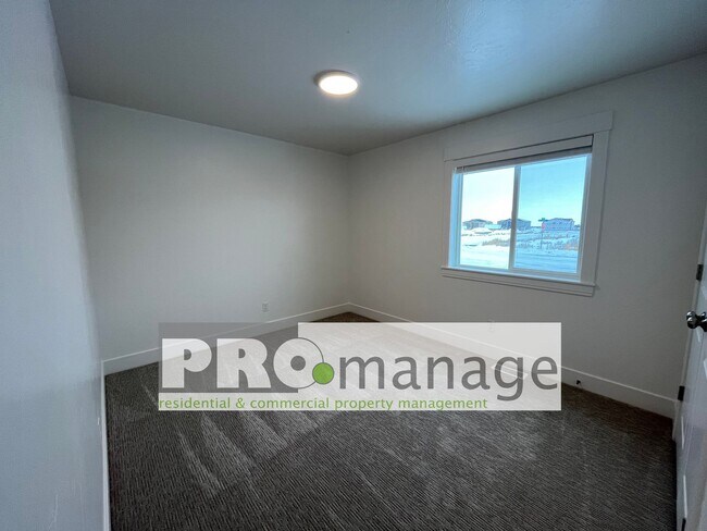 Building Photo - 3 Bed, 2 Bath Town Home w/ 2 Car Garage - BRAND NEW - Idaho Falls