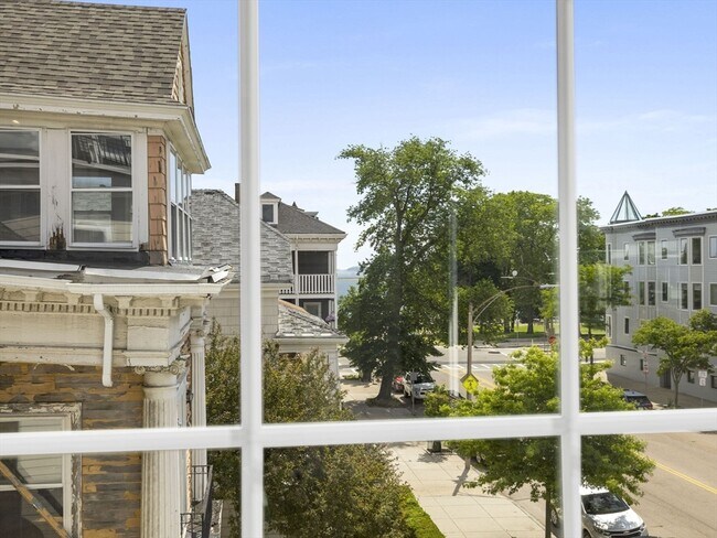 Building Photo - 944 E Broadway