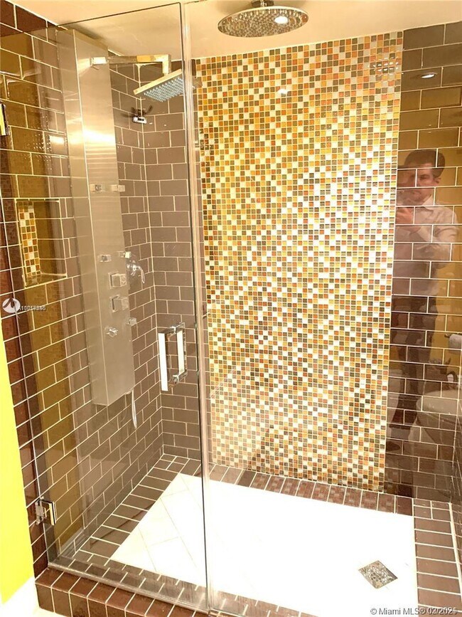 Building Photo - 520 Brickell Key Dr