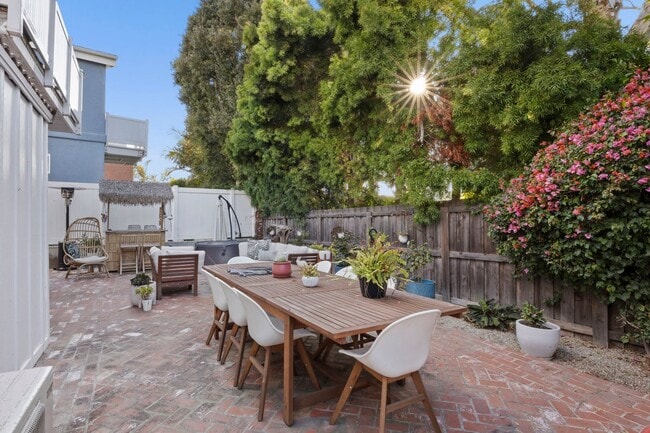Building Photo - Ventura | Pierpont | 4 Bedroom + 3 Bathroom