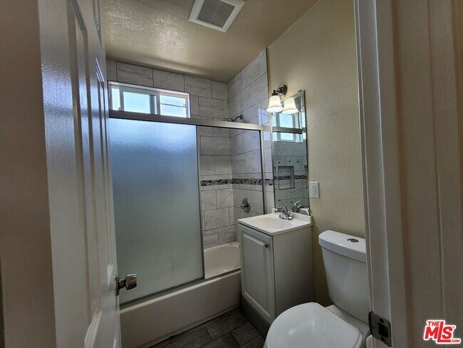 Building Photo - 1426 E 48th St