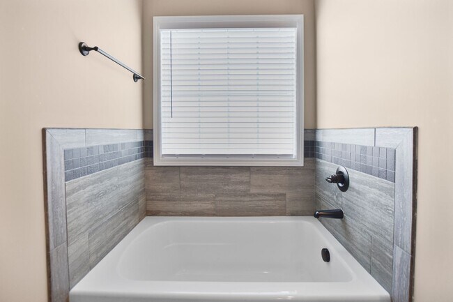 Building Photo - Pet Friendly Four Bedroom!