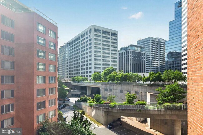 Building Photo - 1121 Arlington Blvd