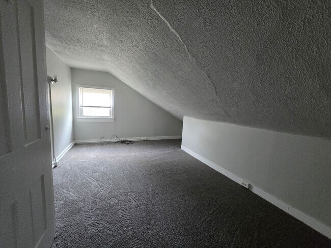 Building Photo - Convenient to Downtown and UC!