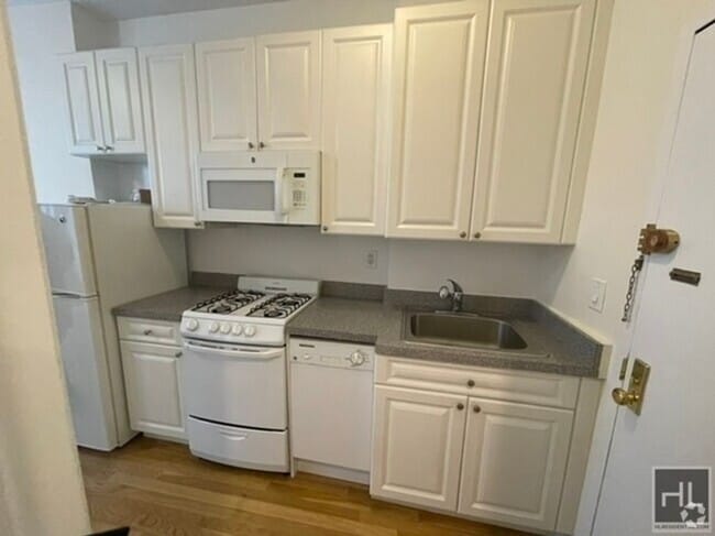 Building Photo - 1273 3rd Ave