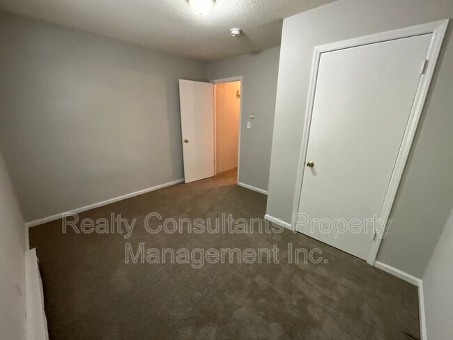 Building Photo - 113 Cox Ave