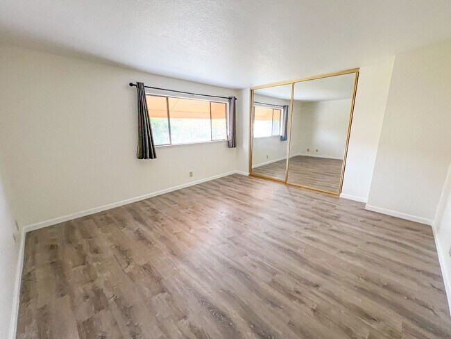Building Photo - Remodeled Townhouse Near Downtown Campbell