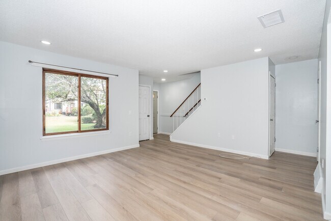 Building Photo - 123 Cottonwood Rd