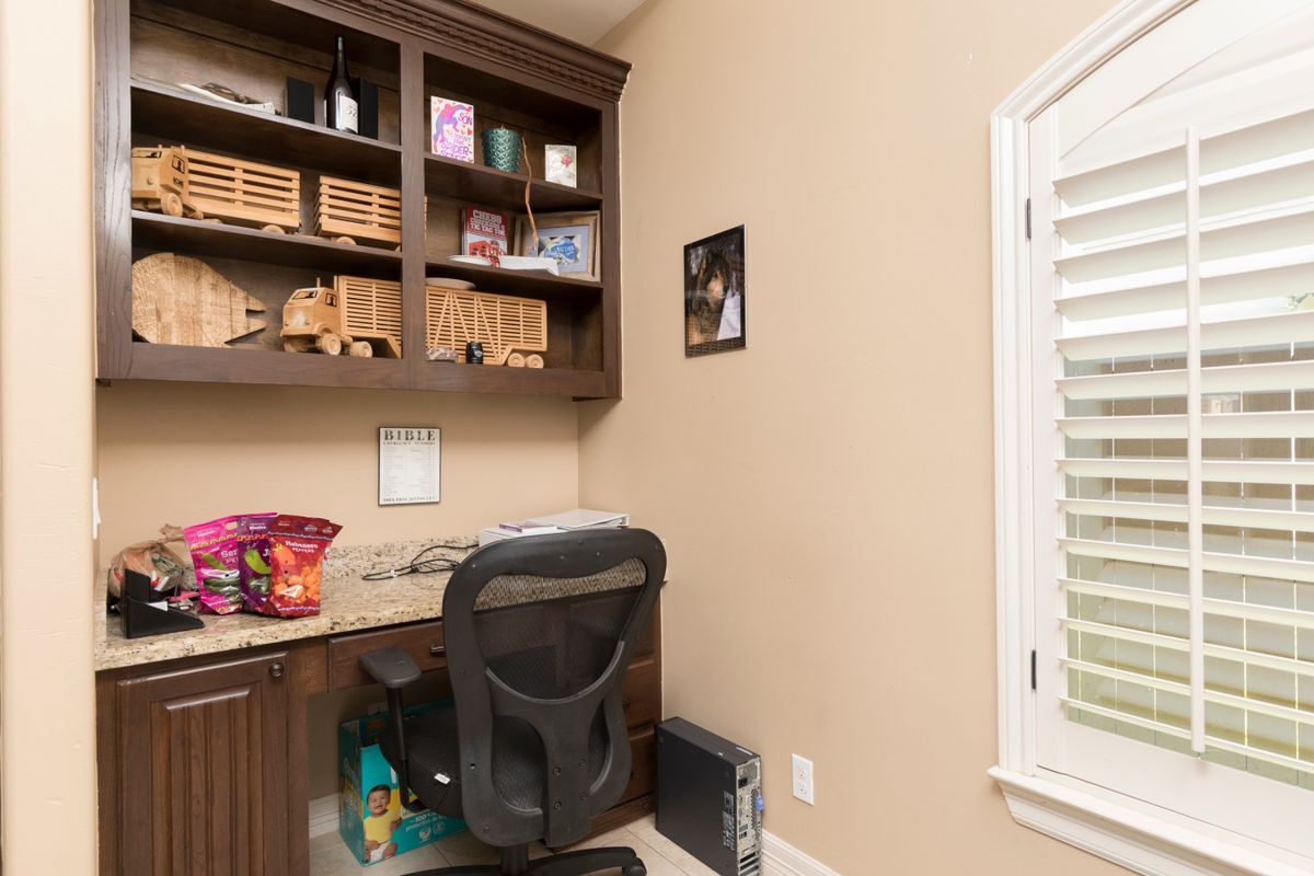 Building Photo - 2020 Queens Ave