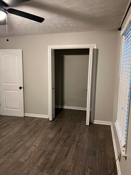 Building Photo - 1105 Sweetwater Cir