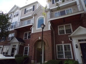 Building Photo - Two Bedroom, Two Level Condo Near Van Dorn...