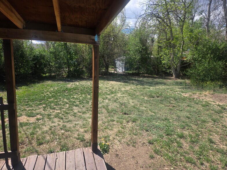 Building Photo - 1620 River Dr