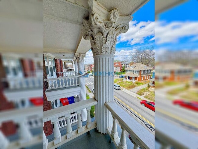 Building Photo - 307 E 43rd St