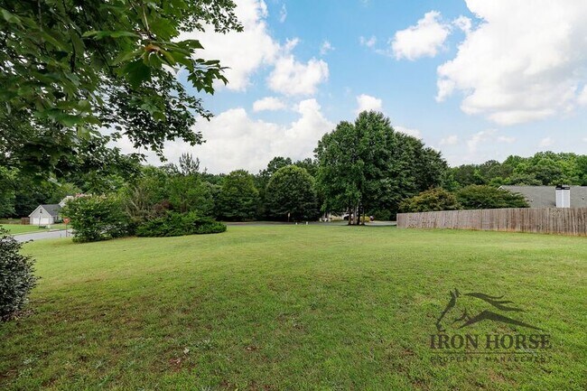 Building Photo - 285 Finch Way