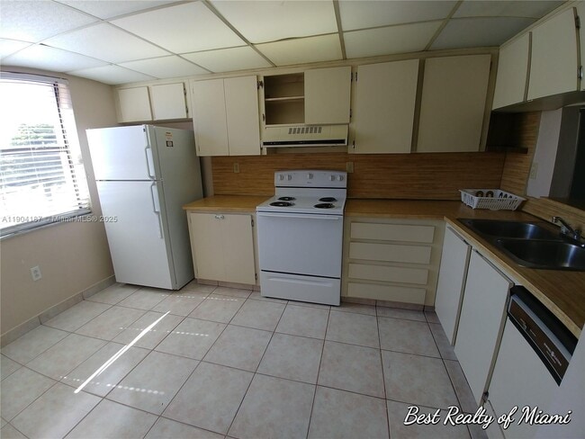 Building Photo - 9905 NW 9th St Cir