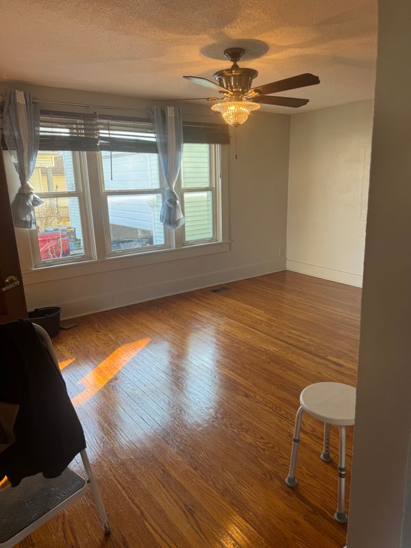 Building Photo - 403 W 6th St