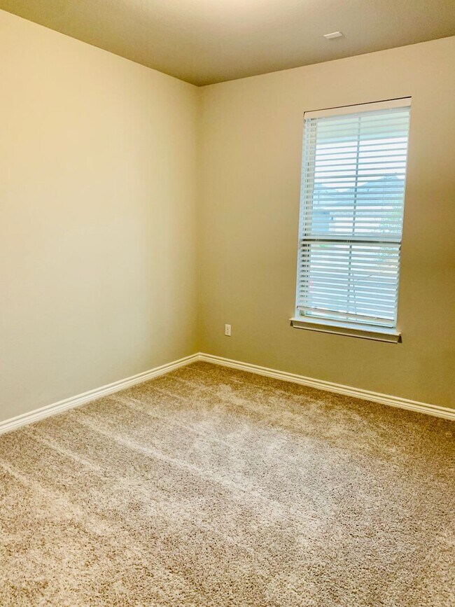 Building Photo - Single Level 4/2 Home in Highly Sought Aft...