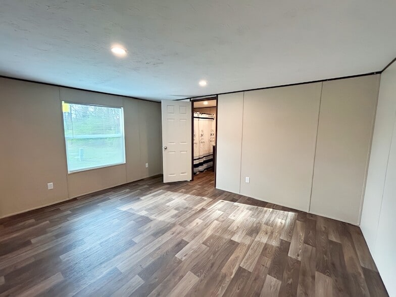 Building Photo - 15 Deerwood Park