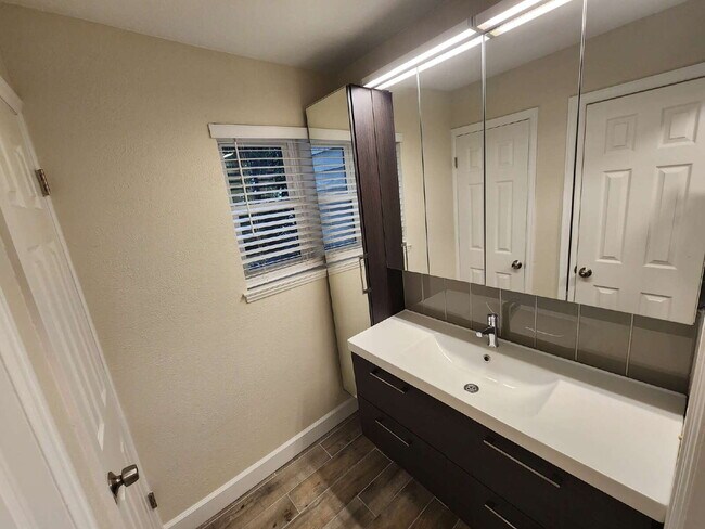 Building Photo - Beautiful Ground Floor 2 Bed 2 Bath Condo! Sunroom!