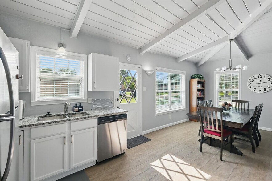 Building Photo - 743 Greenhaven Dr