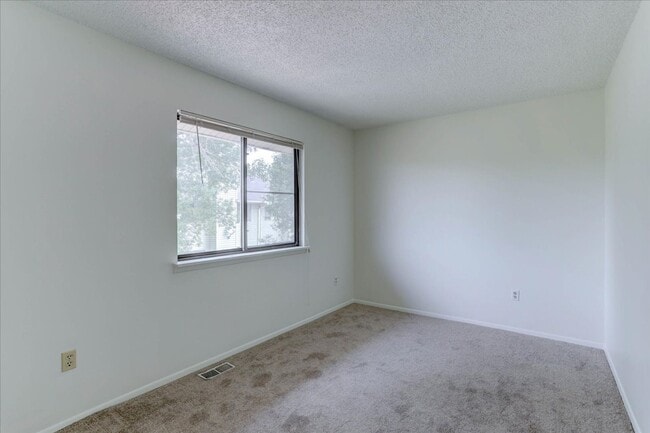 Building Photo - 2033 Gyros Cir