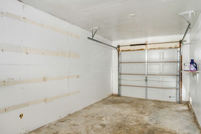 Building Photo - Updated Orangevale Duplex with Private Yard and Garage!