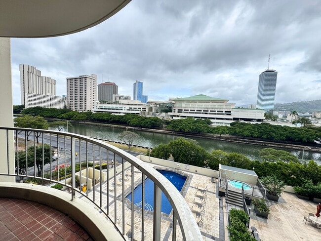 Primary Photo - 2 bed, 2 bath, 1 parking condo in the hear...