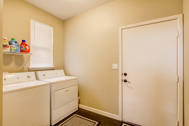 Building Photo - 1862 Summit Ave