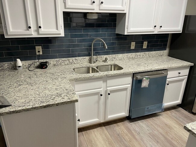 Building Photo - Remodeled 3 Bedroom 2 Bath  with cute back...