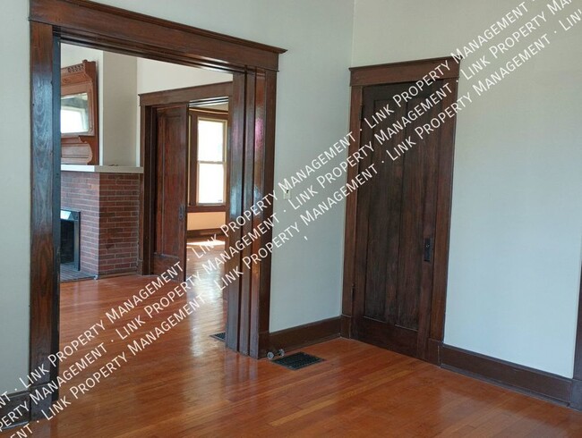 Building Photo - Beautiful & Spacious 4 Bedroom 2 Full Bath...