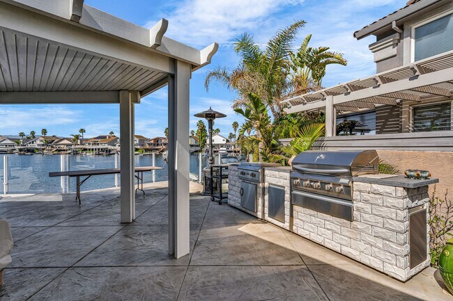 Building Photo - INCREDIBLE LOCATION... END OF CUL DE SAC WITH OVER 100 FEET ON WATER... MARVELOUS DOCK AND DECK W...