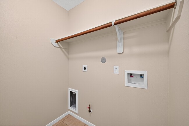 Building Photo - 3343 Apple Dale Dr