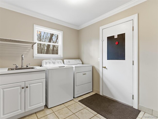 Building Photo - 4495 Maybee Rd