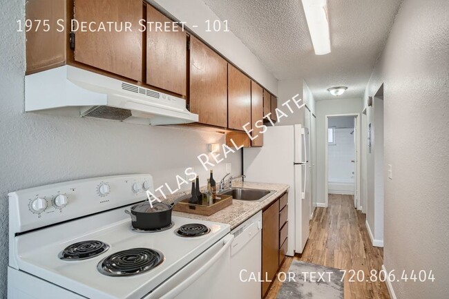 Building Photo - FIRST MONTH RENT FREE! Spacious and Bright...