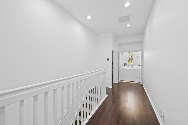 Building Photo - 515 SW 18th Ave