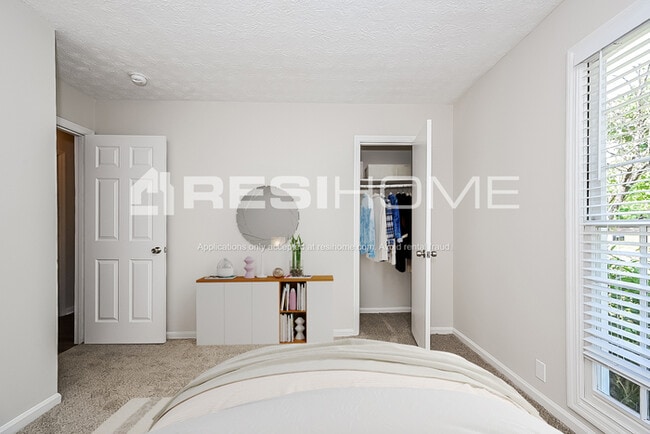 Building Photo - 5552 Phillips Dr