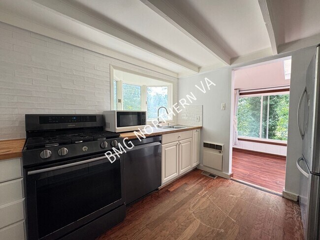 Building Photo - 8221 Barron St