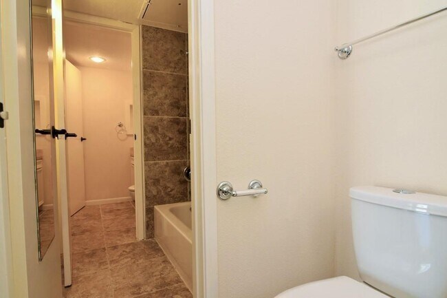 Building Photo - 3025 Walnut Bend Ln