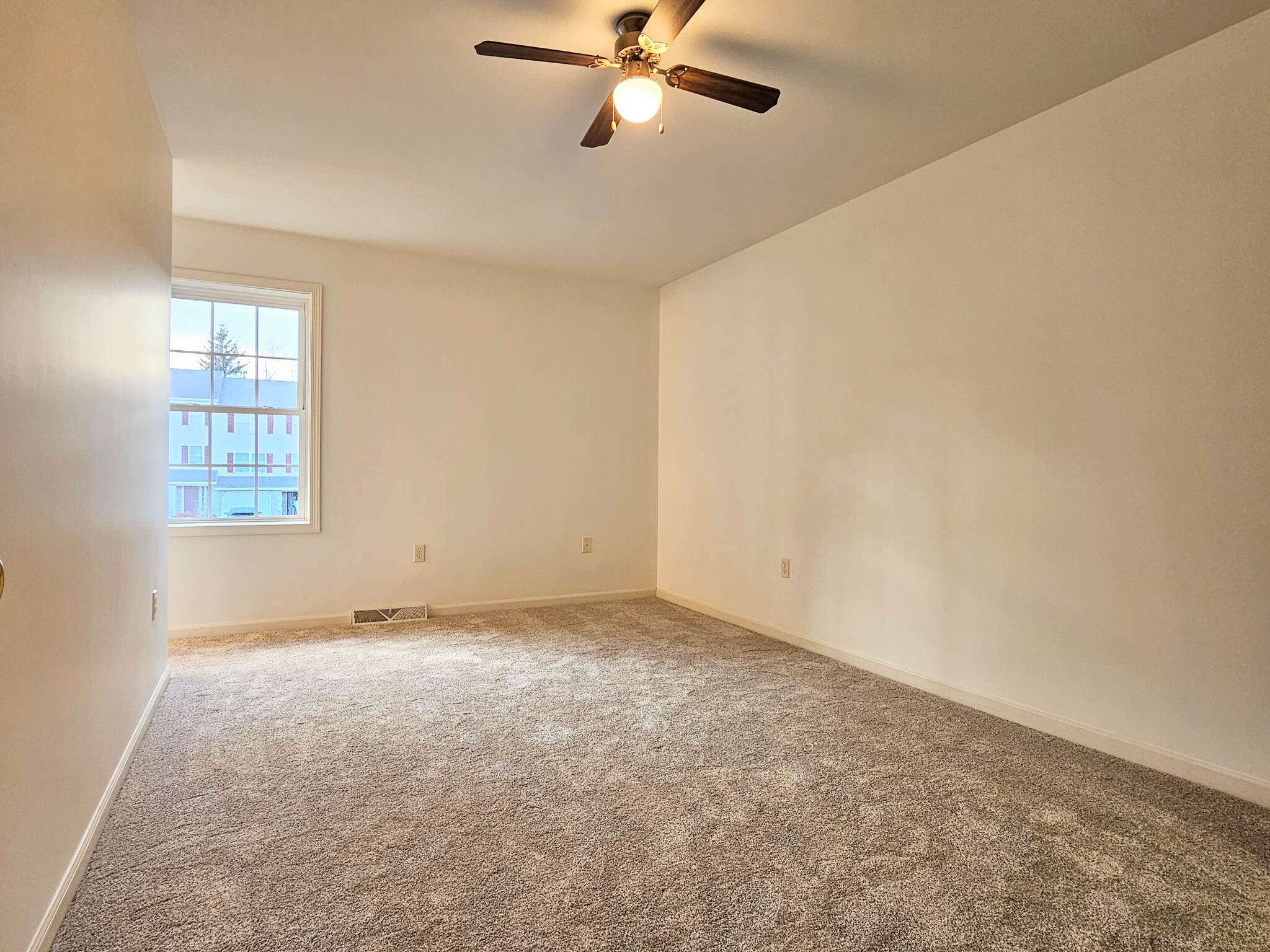 Building Photo - 107 Acorn Ln