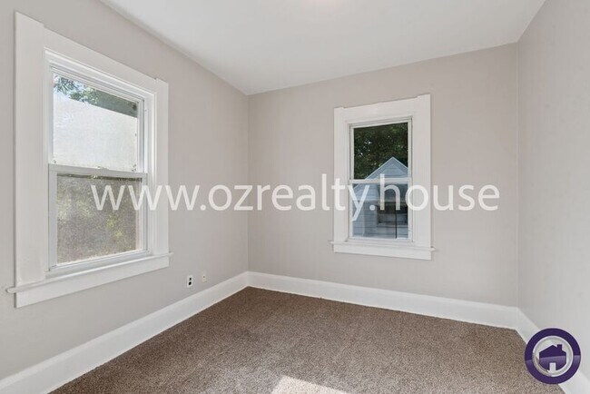 Building Photo - 1735 Roosevelt Cir