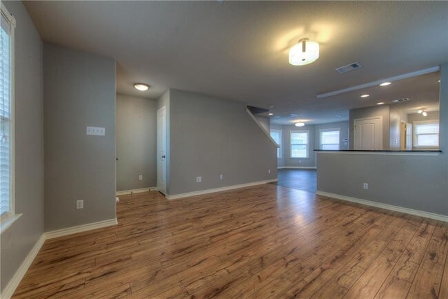 Building Photo - 712 Alamo Plaza Dr