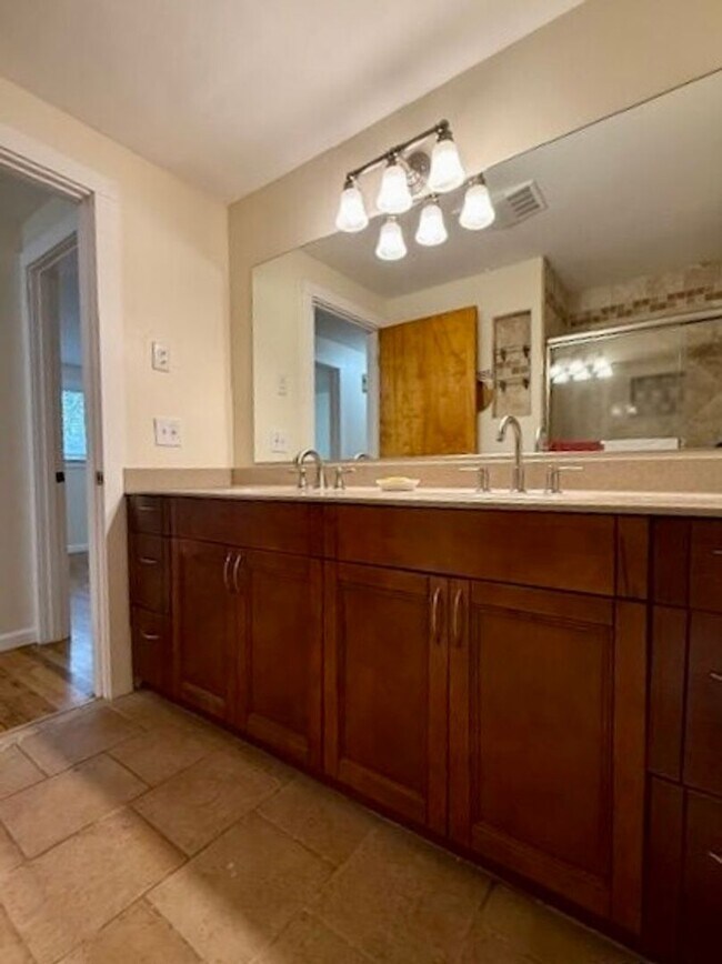 Building Photo - 18021 SW Tualata Ave