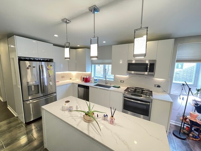 Building Photo - 3230 N Elston Ave