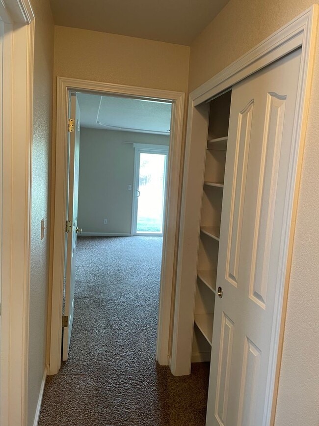 Building Photo - 4 BED 2 BATH LOCATED IN THE RAVENWOOD SUBDIVISION